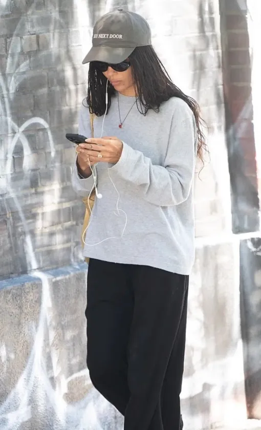 Зои Кравиц вышла в свет с дорогим украшением