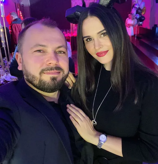 Ярослав обожал красавицу-жену. Он посвящал Наталье все свои песни Ярослав обожал красавицу-жену. Он посвящал Наталье все свои песни