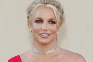 Бритни Спирс в романтичном платье снялась в объятиях сына, который на голову выше нее Бритни Спирс в романтичном платье снялась в объятиях сына, который на голову выше нее