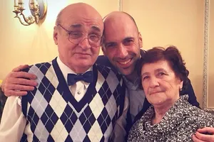 «Я узнал о смерти папы на вокзале»: Евгений Папунаишвили заявил, что мама вынудила его сыграть в комедии «Я узнал о смерти папы на вокзале»: Евгений Папунаишвили заявил, что мама вынудила его сыграть в комедии