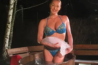 Анастасия Волочкова дала интервью, сидя в бочке