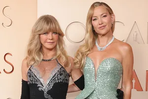 Кейт Хадсон и ее мама в откровенных платьях вышли на красную дорожку премии «Оскар-2026» Кейт Хадсон и ее мама в откровенных платьях вышли на красную дорожку премии «Оскар-2026»