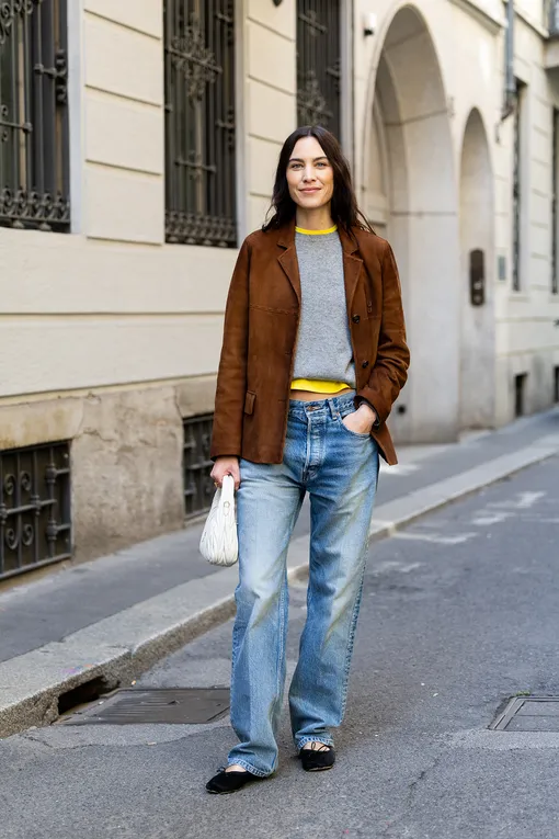 Алекса Чанг — одна из самых влиятельных персон в мире модных блогеров. Даже в самые базовые образы она умеет добавить фишку, которая превращает простые образы в примеры для подражания.