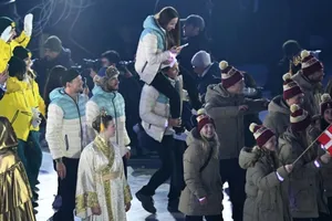 Савелий Коростелев нес на плечах Дарью Непряеву на церемонии закрытия Олимпиады-2026