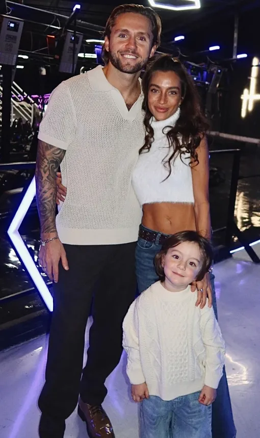 Влад Соколовский с женой Ангелиной и сыном