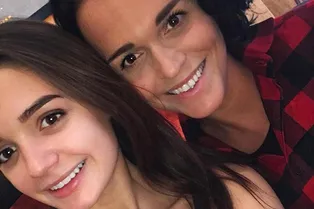 «Сексуальные близняшки!»: певица Слава и ее дочь зажгли в откровенных нарядах «Сексуальные близняшки!»: певица Слава и ее дочь зажгли в откровенных нарядах