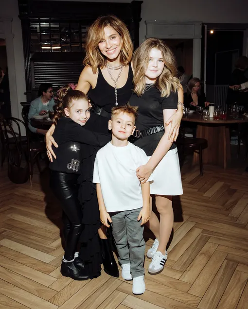 Елена Подкаминская с детьми