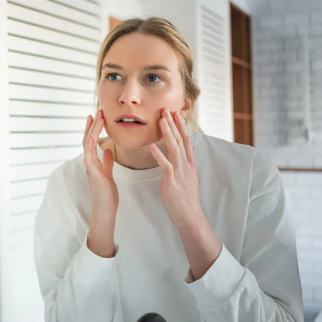 Играй, гормон! Почему женский цикл меняет нашу кожу и как правильно ухаживать за ней в разные дни месяца