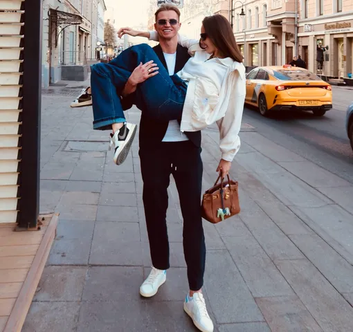 Анастасия Костенко и Дмитрий Тарасов на прогулке