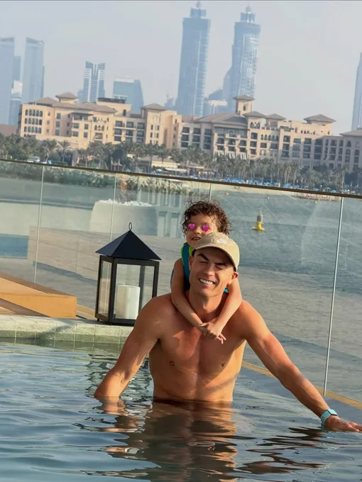 Криштиану Роналду с дочерью на пляже