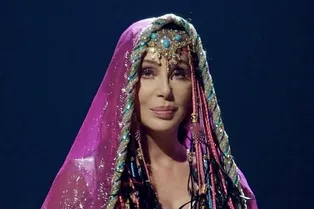 «Четверо мужчин ворвались в наш номер и увели Элайджу»: невестка Шер заявила, что певица выкрала 47-летнего сына «Четверо мужчин ворвались в наш номер и увели Элайджу»: невестка Шер заявила, что певица выкрала 47-летнего сына