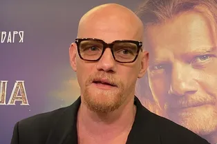 Юрий Колокольников нежно обнимал жену на премьере фильма в Москве Юрий Колокольников нежно обнимал жену на премьере фильма в Москве