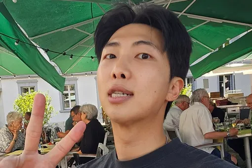 RM из группы k-pop BTS поймали с сигаретой во время отпуска после армии RM из группы k-pop BTS поймали с сигаретой во время отпуска после армии