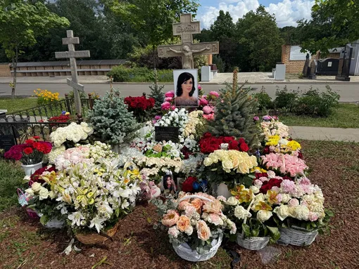 Могила Анастасии Заворотнюк находится на звездной аллее Троекуровского кладбища Могила Анастасии Заворотнюк находится на звездной аллее Троекуровского кладбища