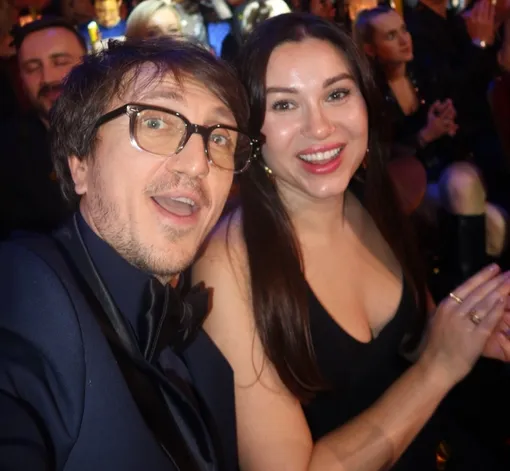 Денис Дорохов вышел в свет с женой