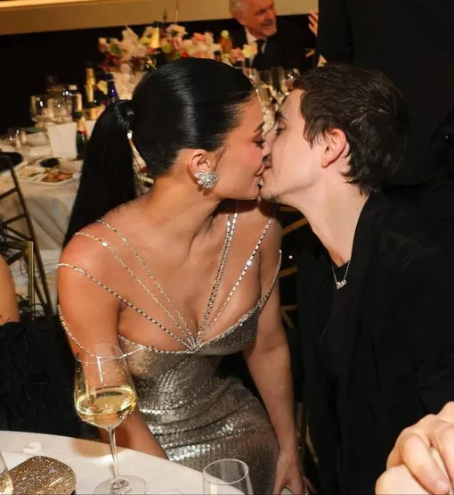 Кайли Дженнер наградила победителя страстным поцелуем