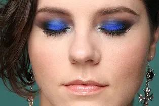 Как краситься синими тенями: 3 способа от ведущих визажистов
