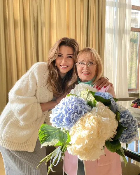 Анна Заворотнюк с бабушкой на празднике