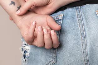 Попасть в тон: гид по идеальным нюдовым лакам для каждого цвета кожи