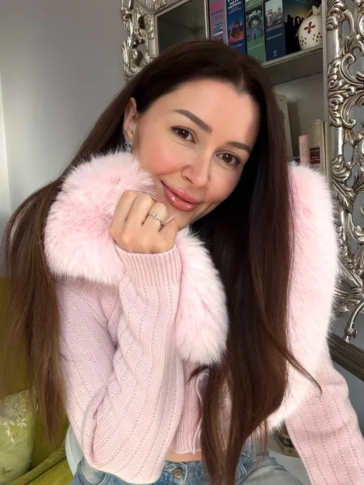 Анна Заворотнюк вернула свой любимый оттенок волос