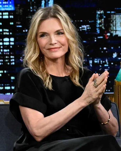 Актриса фильма «Иствикские ведьмы» предпочитает деликатные румяна, подчеркивающие натуральную изящность ее лица