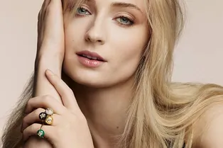 Софи Тернер стала лицом новой ювелирной коллекции Louis Vuitton Софи Тернер стала лицом новой ювелирной коллекции Louis Vuitton