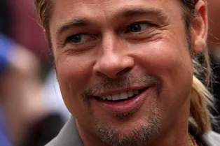 «Этот юноша прекрасен»: Брэд Питт с прической «конский хвост» очаровал поклонниц