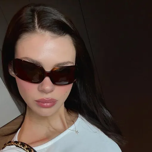 Румяна могут украсить тебя даже с минимумом макияжа, как показывает Никола Пельтц