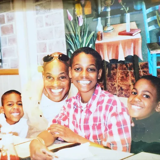 Джубилант Сайкс с сыновьями