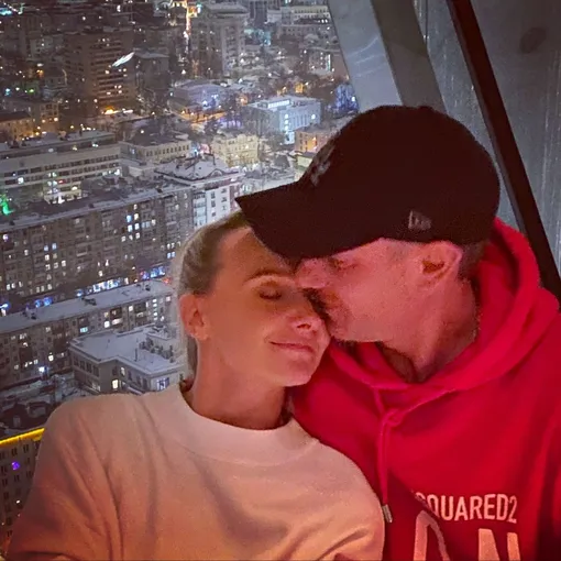 Это фото с мужем Оксана Домнина опубликовала 8 февраля 2023 года Это фото с мужем Оксана Домнина опубликовала 8 февраля 2023 года