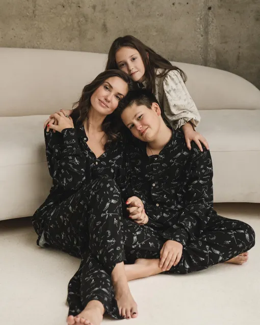 Агата Муцениеце с сыном и дочерью