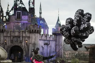 В Англии открылся мрачный и депрессивный анти-Диснейленд