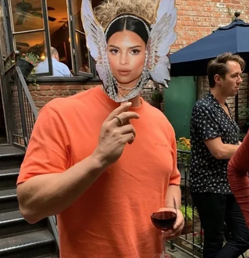 Эмили показала редкие кадры с мужем