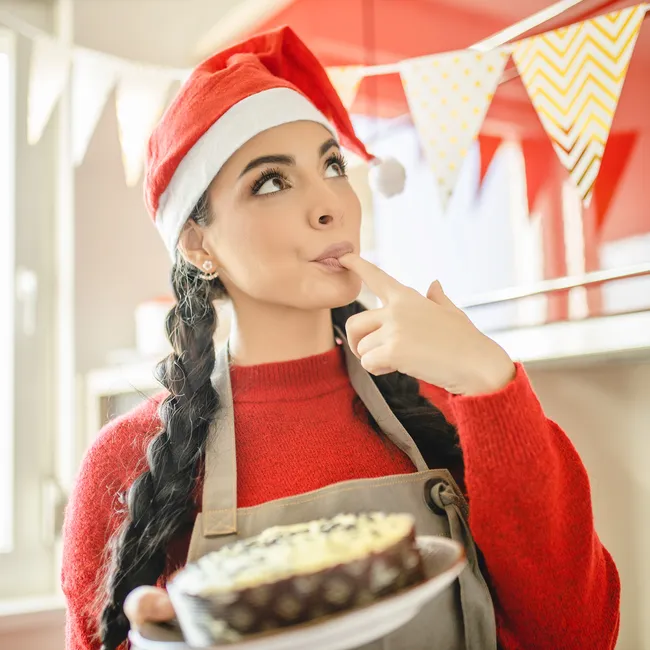 Как не набрать лишнее на новогодних каникулах: советы по питанию, воде и активностям