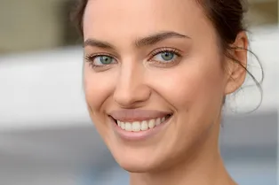 «Итальянцы падают к ногам!»: Ирина Шейк в тесном мини появилась на улицах Милана «Итальянцы падают к ногам!»: Ирина Шейк в тесном мини появилась на улицах Милана