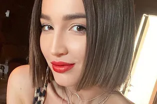 «Красотка, платье – огонь!»: Ольга Бузова в мини приняла провокационную позу