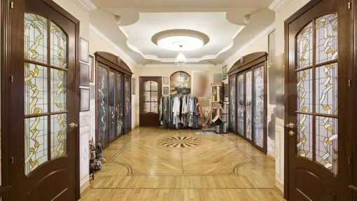 Холл в квартире Ларисы Долиной Холл в квартире Ларисы Долиной