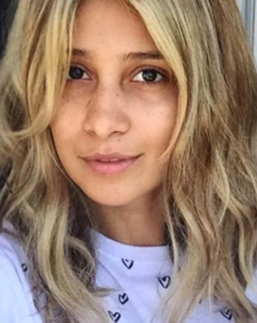 Многим поклонникам все равно, блондинка или брюнетка Равшана: она нравится им любой про блондинку и брюнетку