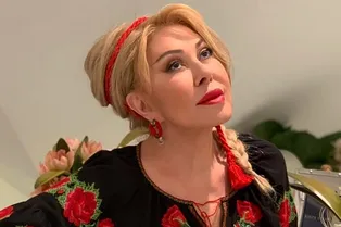 «Очень похудела»: Любовь Успенская в маске со стразами обеспокоила поклонников «Очень похудела»: Любовь Успенская в маске со стразами обеспокоила поклонников