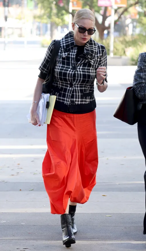 Элис Эванс у здания суда.