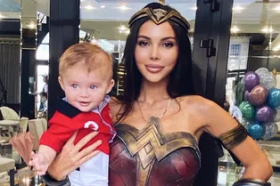 Самойлова в «голом» платье зажигательно танцевала с сыном на празднике Джигана Самойлова в «голом» платье зажигательно танцевала с сыном на празднике Джигана