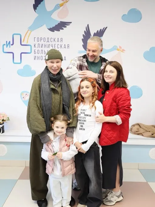 Татьяна Васильева с сыном Филиппом, невесткой Марией и внуками