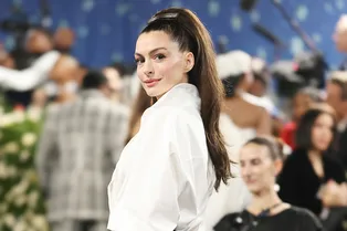 Без пластырей и уколов: Энн Хэтэуэй показала, как выглядеть стройнее с помощью простейшей прически