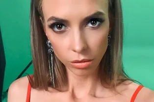 «Зачем удалила ребра?»: худенькая звезда Comedy Woman в бикини удивила фанатов