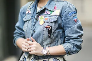 Как утюгом приклеить термонаклейку и стразы: готовимся к празднику