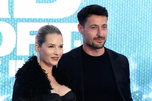 Лотти Мосс впервые вышла в свет с бойфрендом на премьере фильма о Билли Айлиш в Лондоне