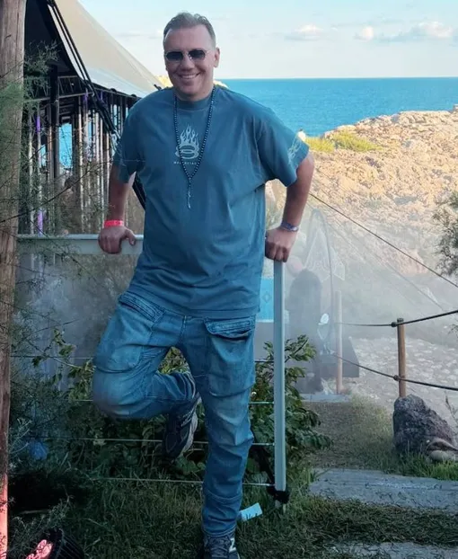 Тот самый 40-летний мужчина, с которым Аврора Киба побывала на концерте Сергея Шнурова