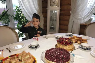 Алена Водонаева отметила семилетие сына Богдана с енотом и горой сладостей Алена Водонаева отметила семилетие сына Богдана с енотом и горой сладостей